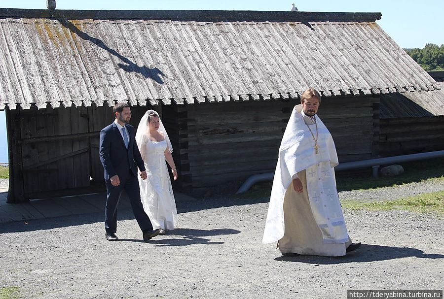 Молодожены проходят на венчание в Покровскую церковь Республика Карелия, Россия
