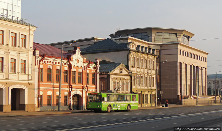 Троллейбус ЗиУ-682В, улица Татарстан. Казань, Россия