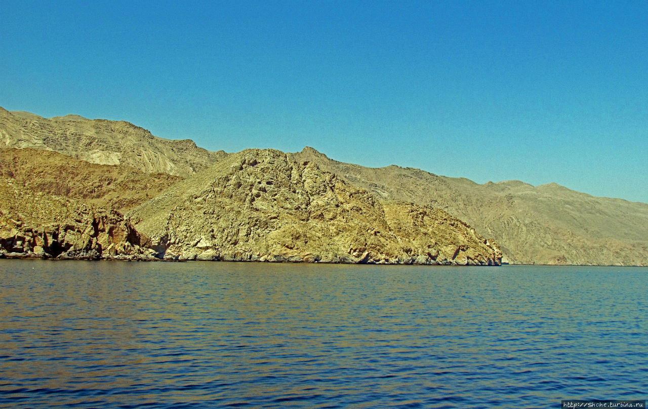 Оманские фьерды... Скалистое побережье Мусандама Загхи, Оман