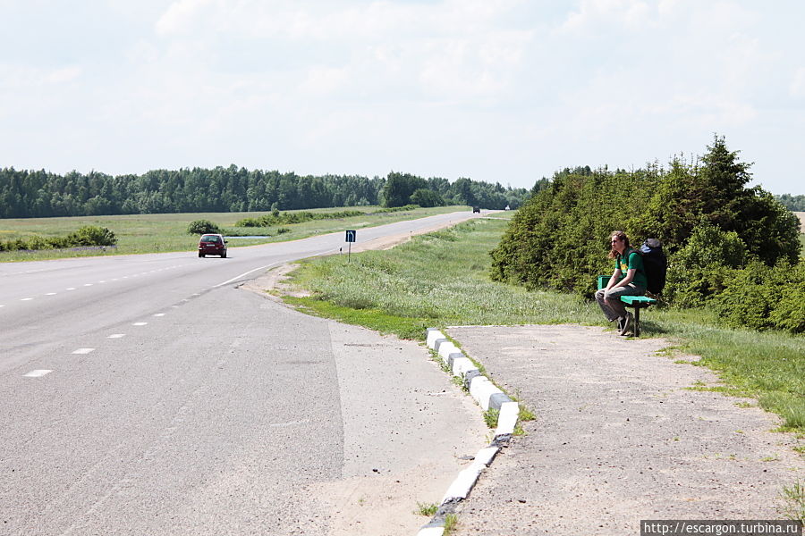 Вообще-то нам стоило бы что-нибудь застопить, но почему-то мы решили пройтись. Там недалеко — километра два или три...

Видимо, традиция у нас с ним такая — после прошлого фестиваля на этом же месте год назад, мы тоже бродили пешком по Воложинщине, осматривая старые церкви и высокие городища.