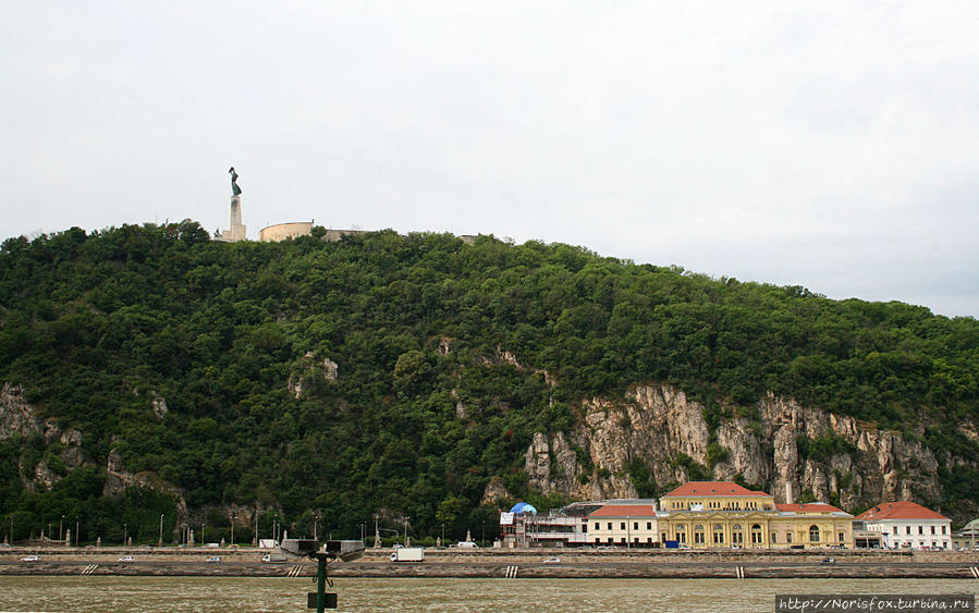 гора Геллерт и памятник Свободы на верху Будапешт, Венгрия