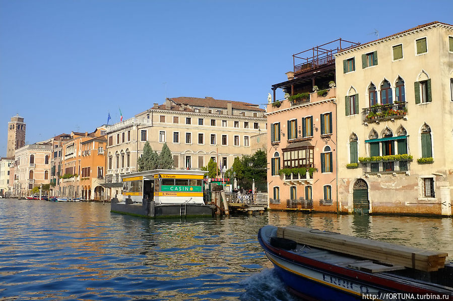 На вапоретто по Гранд каналу Венеция, Италия
