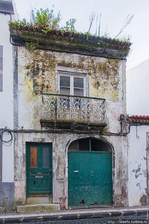 Местами в Понта-Делгада встречаются такие заброшенные дома. Понта-Делгада, остров Сан-Мигел, Португалия