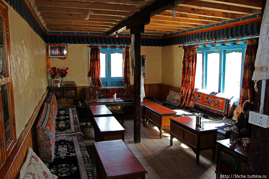 комната, куда приносят еду — это традиционный тибетский расклад. только в жилых домах в таких комнатах еду и готовят на печках посреди помещения Ло-Мантанг, Непал