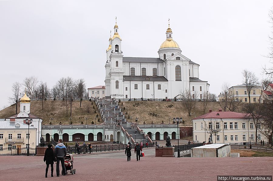 В 1980-е годы на углу улиц Пушкина и Замковой находился законсервированный археологический раскоп Верхнего замка X—XIII веков. Витебск, Беларусь