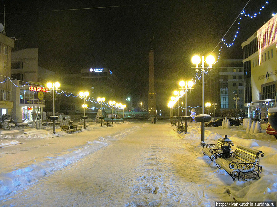 Центр города, на заднем плане Азимут (зима, однако)