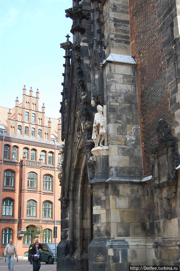 На заднем фоне – здание Старой ратуши Ганновер, Германия