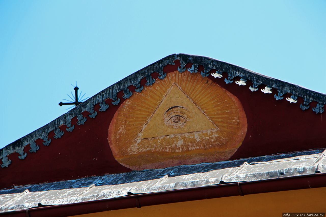 Всевидящее око на фронтоне главной церкви еще одно доказательство, что этот символ, который ассоциируется у большинства с масонами, на самом деле позаимствован ими у раннего христианства. Монастырь Ватопед (Афон), Греция