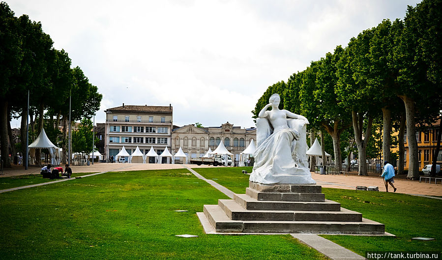 Конечно, главным объектом Каркассона является его Старый город-крепость, а современный город, со своими скверами, площадями и статуями, стоит в его тени на другом берегу.