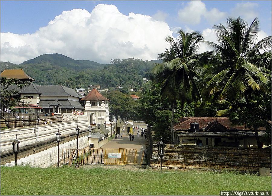 *Священное место для всех буддистов — Храм зуба Будды Канди, Шри-Ланка
