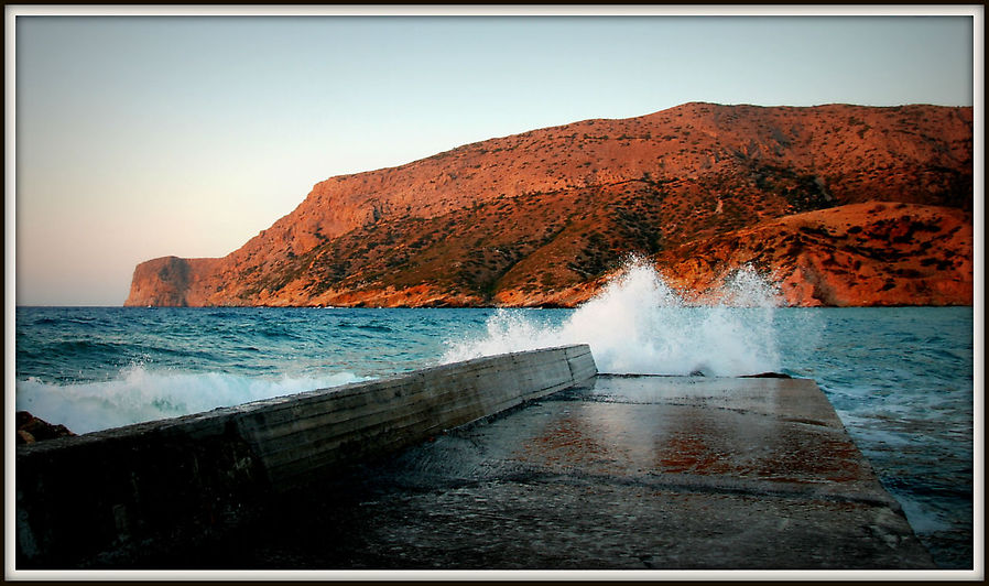 Закат виден только с этого пирса.  Но если будут волны, вы и оттуда не увидите:) Остров Крит, Греция
