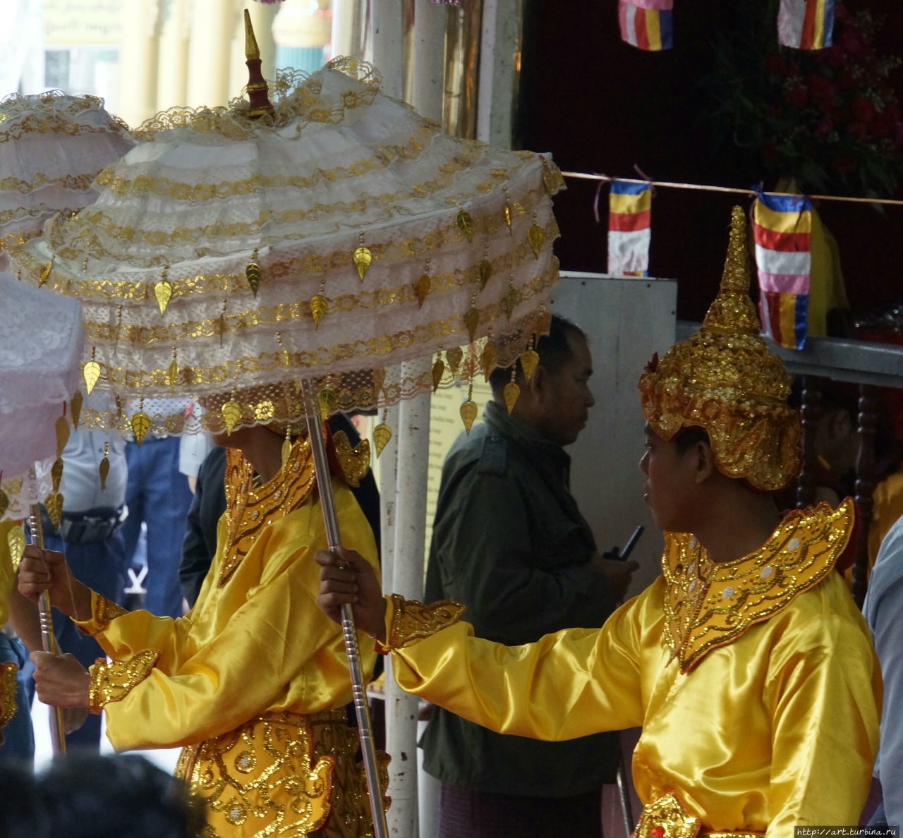 Ребята-смотрители в особо нарядных костюмах. Янгон, Мьянма