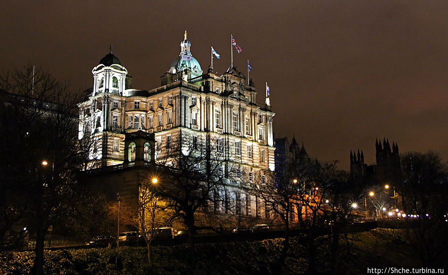 Первый снимок прямо с автобусной станции, так и шел в отель — в одной руке чемодан, в другой фотокамера, на спине рюкзак...