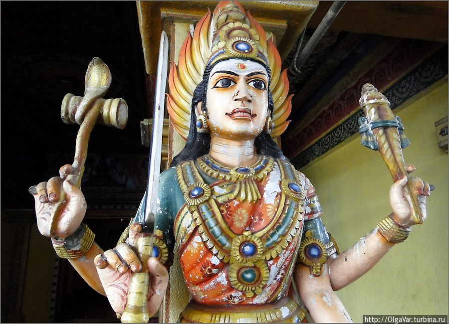 Предположу, что многорукое божество — это Вишну, только бледнолицый... Тринкомали, Шри-Ланка