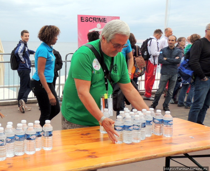 Всем участникам этого события бесплатно предлагалась вода Ницца, Франция