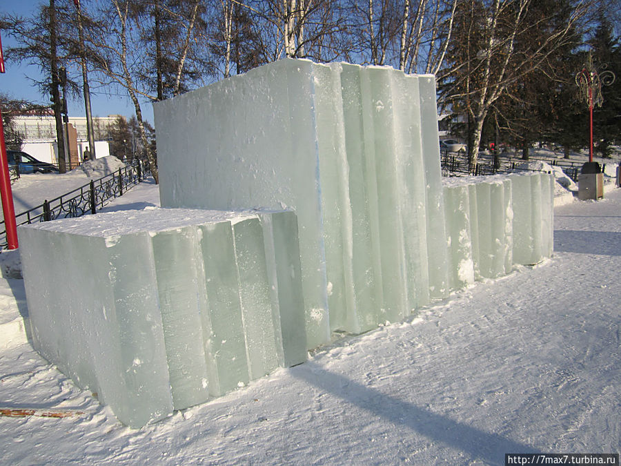 Рабочие делают заготовки льда для фестиваля. Красноярск, Россия