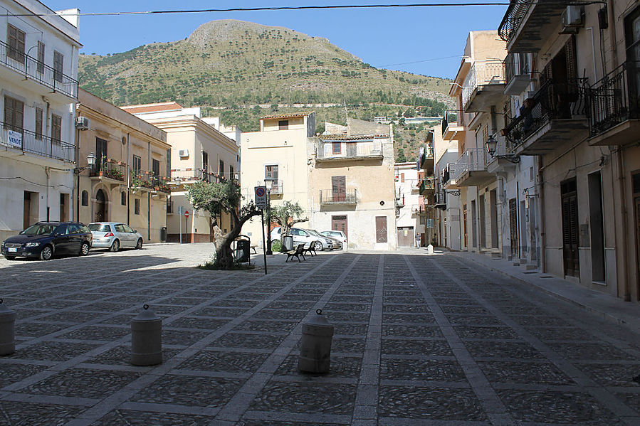 а это главная площадь городка Кастелламмаре-дель-Гольфо, Италия