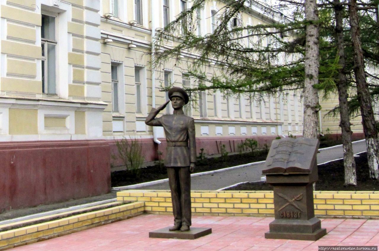 Ещё одним из памятных мест Омска является Сибирский кадетский корпус, основанный в 1813 г. по повелению Александра I. Вот такой кадет был установлен в 2016 г. у ворот корпуса. Омск, Россия