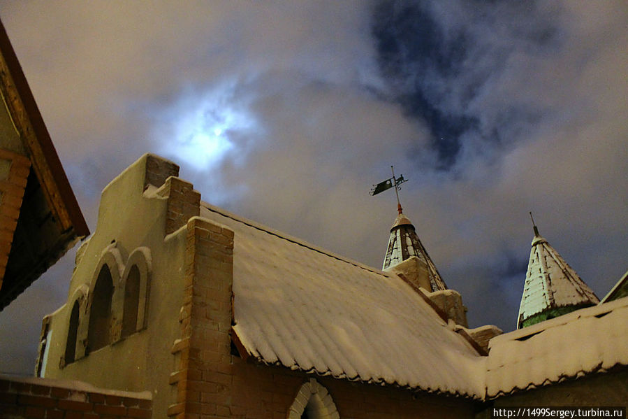 Луна над крышами сказочного города Сосновый Бор, Россия