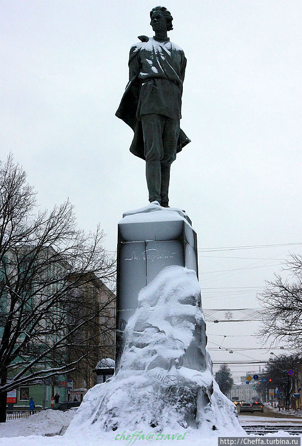 Снег дополнительно украсил памятник. Нижний Новгород, Россия