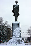 Снег дополнительно украсил памятник.
