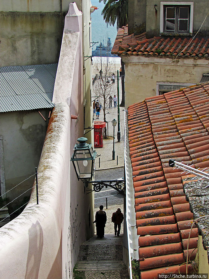 Мы поднялись этим переулком, внизу Largo Santa Luzia Лиссабон, Португалия