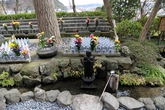 Фигурки умерших детей,такие фигурки встречаются повсеместно в Японии