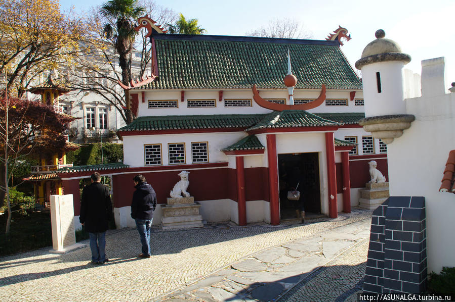 Португалия для малышей, который является одним из самых посещаемых в любое время года. Здесь в миниатюре воссозданы все самые важные здания, памятники и типичные дома Португалии со времен колониальной империи, включая заморские владения. Коимбра, Португалия