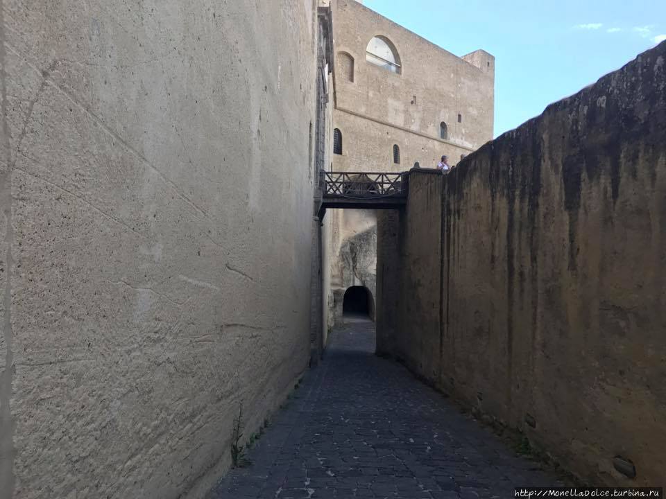 Неаполь: Кастэл  Сант Элмо Неаполь, Италия