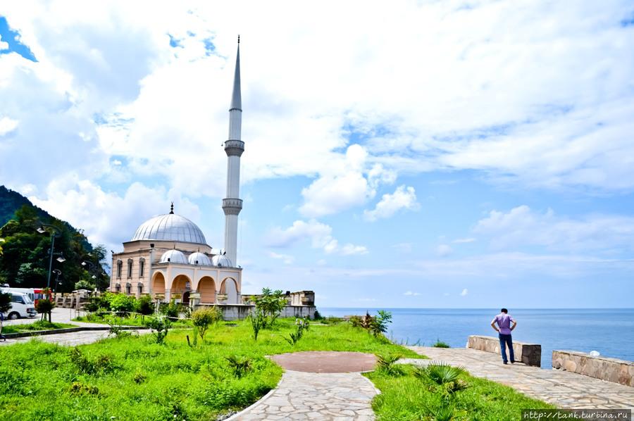 Еще на границы, у самого берега моря, стоит живописная мечеть. Батуми, Грузия