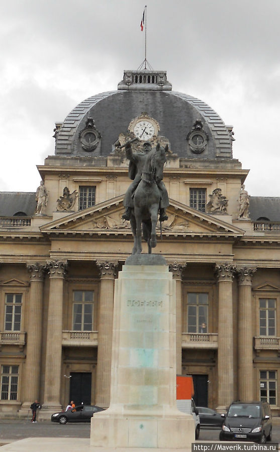 Военная академия и памятник Шарлю де Голлю. Париж, Франция