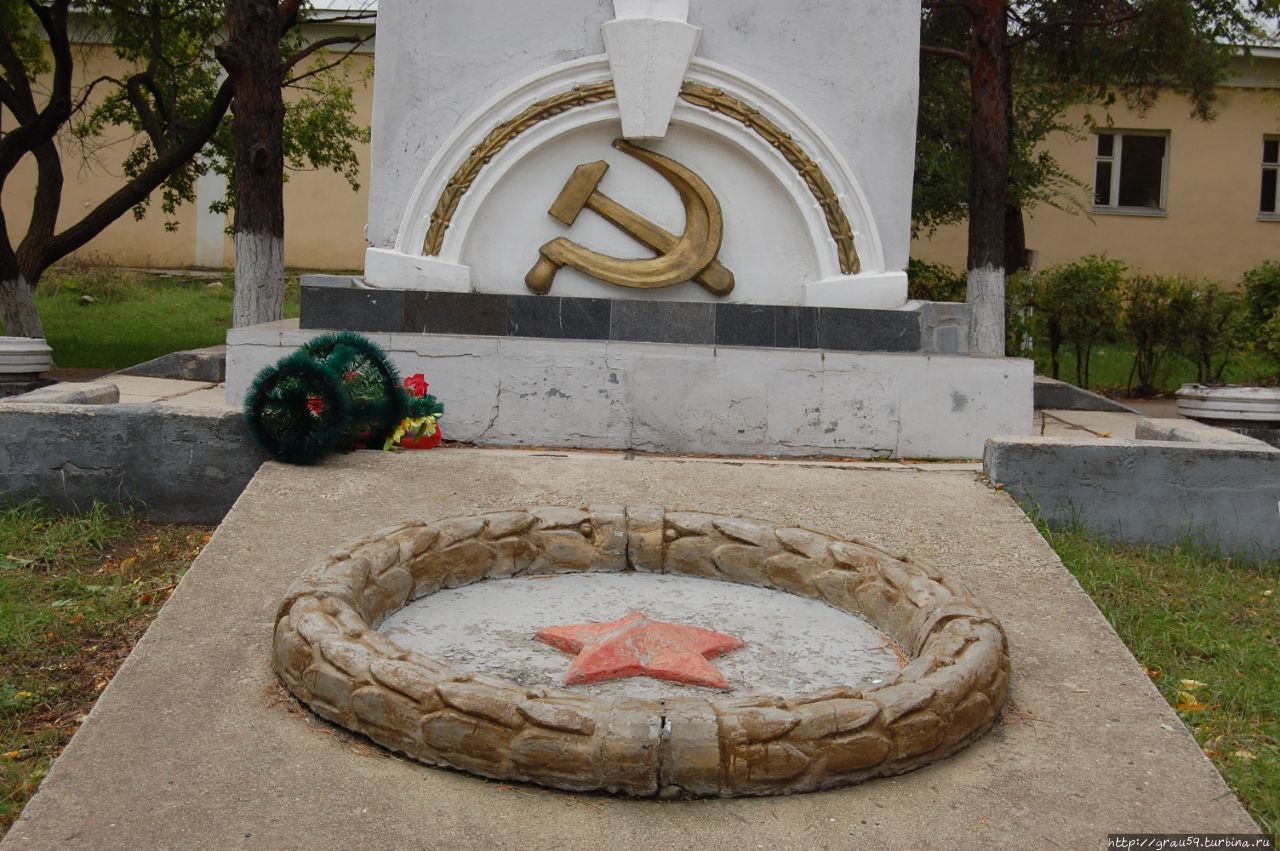 Памятник погибшим  борцам за советскую власть / monument to  fallen fighters for the Soviet power