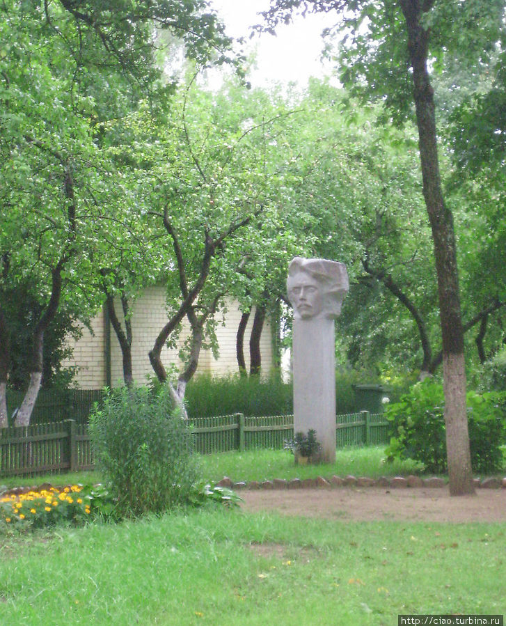 Во дворе дома установлен памятник Чюрленису. Друскининкай, Литва