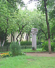 Во дворе дома установлен памятник Чюрленису.