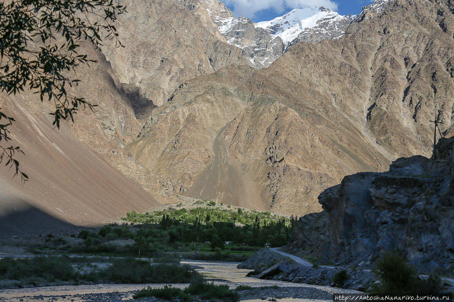 Вид на Кишлак Висав с дороги, поднимающейся к Сипонжу вдоль Бартанга. Горно-Бадахшанская область, Таджикистан