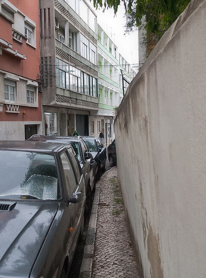 Во многих местах тротуары настолько узки, что там не разойтись двум человекам. Лиссабон, Португалия