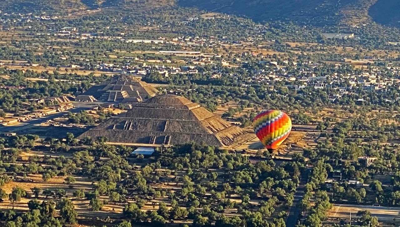 Летят по небу шарики (почти Хармс). Утро над Теотиуаканом