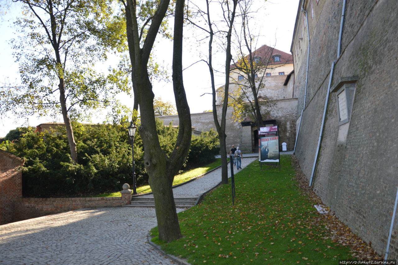 вдоль оборонительных стен замка Шпильберк Брно, Чехия