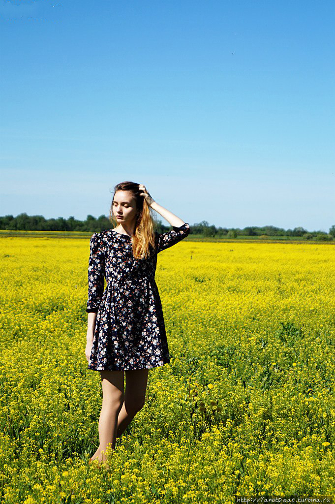 Данная фотография была сделана в Медведевском районе республики Марий Эл. На переднем плане девушка. Её глаза закрыты, возможно, потому что она ощущает присутствие гармонии и умиротворения, которое она наконец приобрела. Марий-Эл, Россия