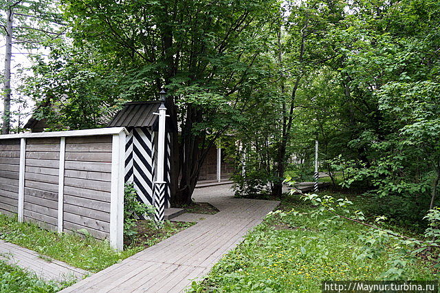 Сахалин  долгое  время  был  каторжным  краем.  В самом дальнем  конце сада есть уголок,  отражающий  это время. Южно-Сахалинск, Россия