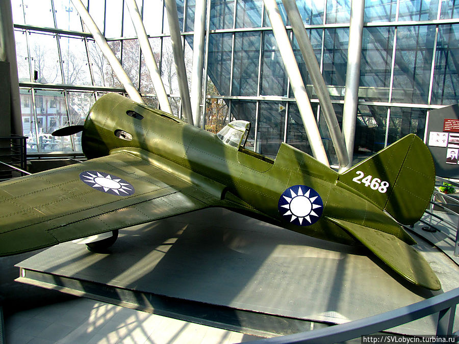 Слабенький против немецких мессеров в ВОВ, но легендарный и сильный в небе Китая против японских истребителей И-16, пилотируемый советскими летчиками, переодетыми в форму китайских военнослужажих, несмотря на то, что красные звезды были закрашенны а на их месте красовались звезды партии гаминьданы, отважно сбивали японские истребители. И на этой моделе самолетов советскими летчиками отработался таран уже не как акт отчаянной смелости и самопожертвования, а как один из элементов воздушного боя. Японские летчики-самураи изночальнго садились в самолет, вместо парашутов брали с собой самурайский меч, но советские летчики их быстро отучили от этой привычки и настолько, что завидя в воздухе И-16й японцы боялись идти в ближний бой, обстреливая 