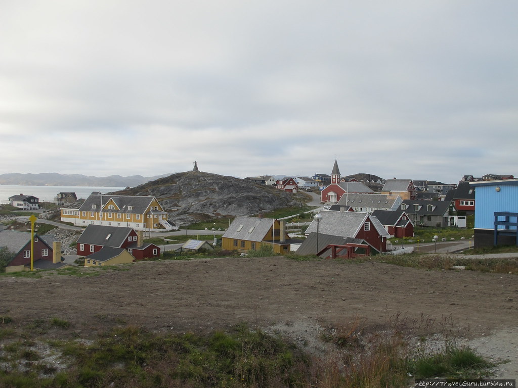 Старый Нуук и памятник Хансу Эгеде на дальнем плане. Нуук, Гренландия