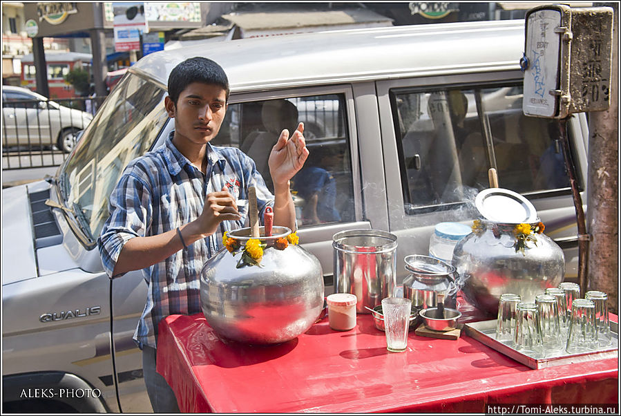 Лимонадом обычно торгуют молодые парни. Этот кадр я сделал в мусульманском районе Колаба, где много дешевых отелей...
* Мумбаи, Индия