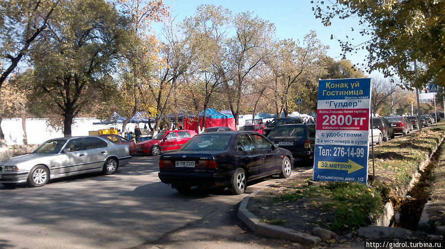 указатель гостиницы с улицы Маречека. Алматы, Казахстан