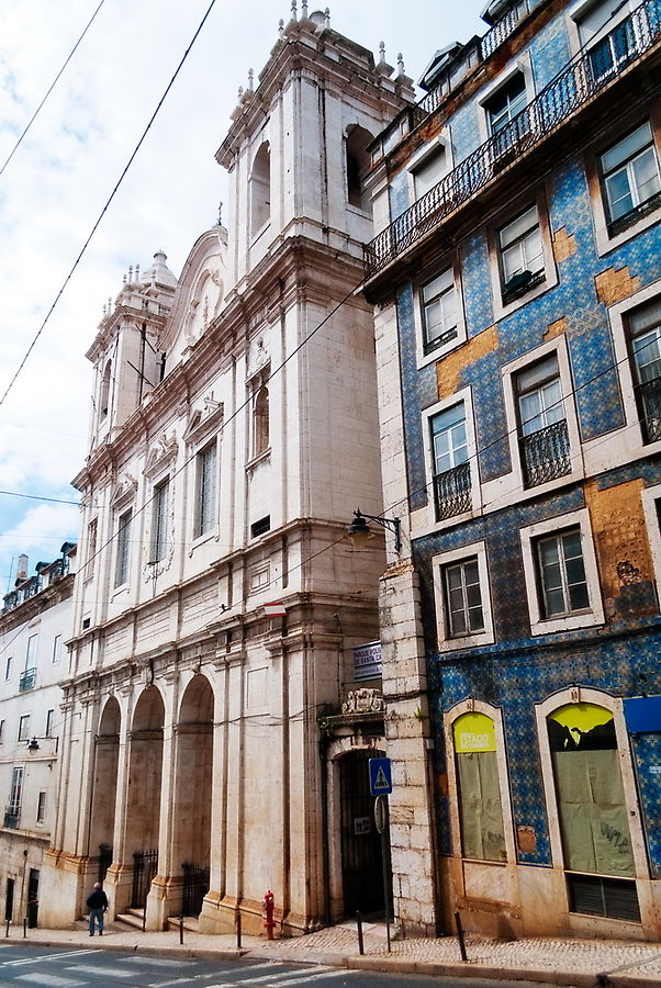 Пожив тут неделю, постепенно свыкаешься с местными порядками. И город начинает открываться с новой и более глубокой стороны. Так что чисто выкрашенный дом кажется теперь бездушным и скучным.