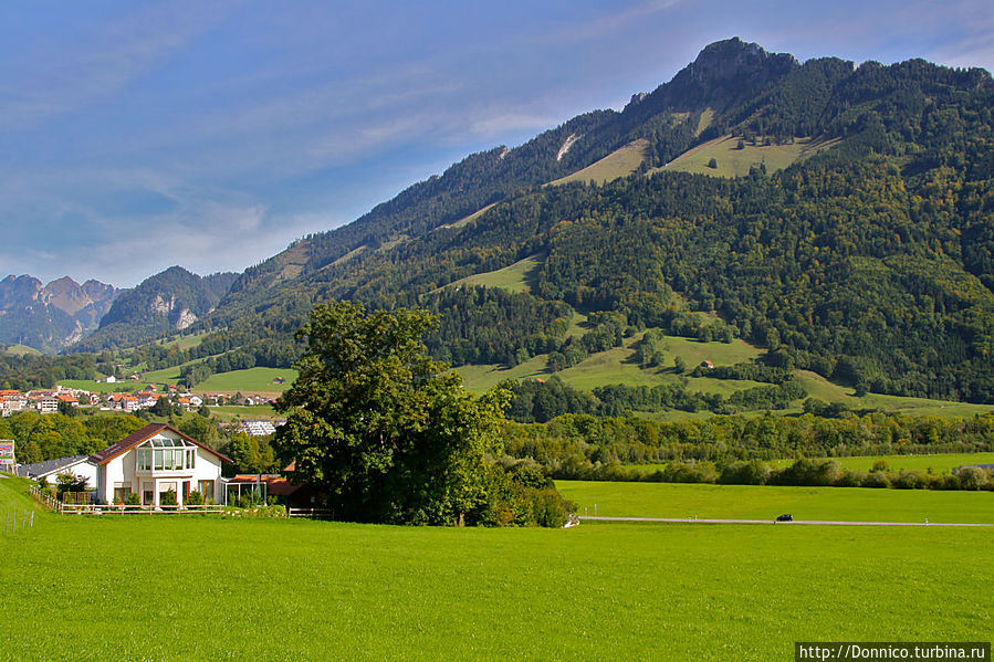 и виды на окрестные, небольшие но очень зеленые фрибургские горы Брок, Швейцария