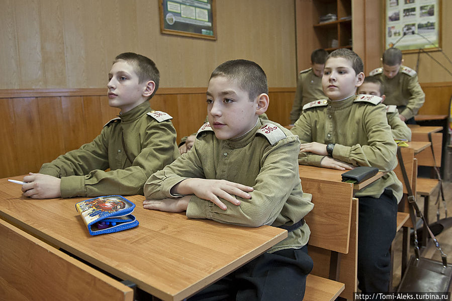 Но только вместо громоздких ранцев — маленькие офицерские сумочки...
*