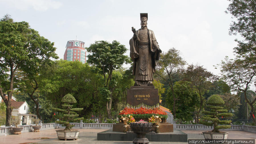 Памятник Ле Лою — императору Ле Тхай То Ханой, Вьетнам