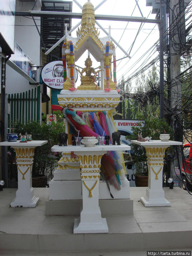 Домик для Будды на фоне сплетения проводов Пхукет, Таиланд