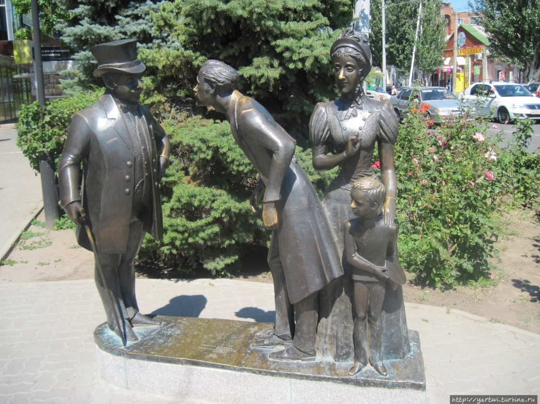 Перед входом в лавку находится памятник литературным героям рассказа «Толстый и тонкий». Таганрог, Россия